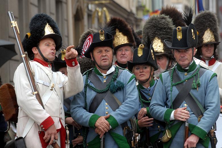 Na krakowskim Rynku na moment ożyły wydarzenia z czasów wiekich wojen wieku XVIII. Pojawili się grenadiarzy i strzelcy z czasów 