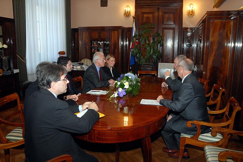 Prezydent Jacek Majchrowski przyjął gości w swoim gabinecie. 