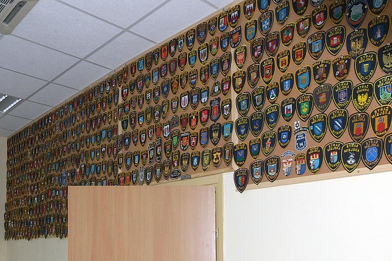 Jedna ze ścian została udekorowana emblematami straży miejskich z całego kraju. Jest to niewątpliwie największy zbiór tego typu.