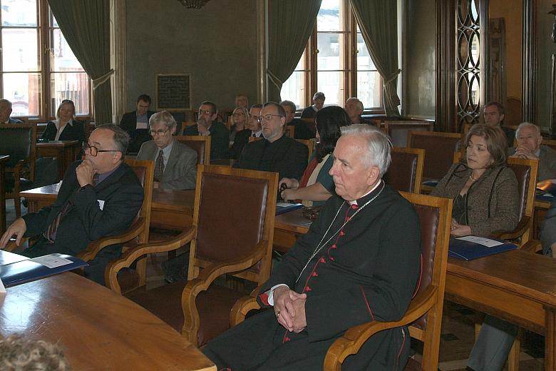 W konferencji wzięło udział wielu wybitnych krakowian. Obecni byli m.  in.: ks. infułat Jerzy Bryła (na pierwszym planie), prof.