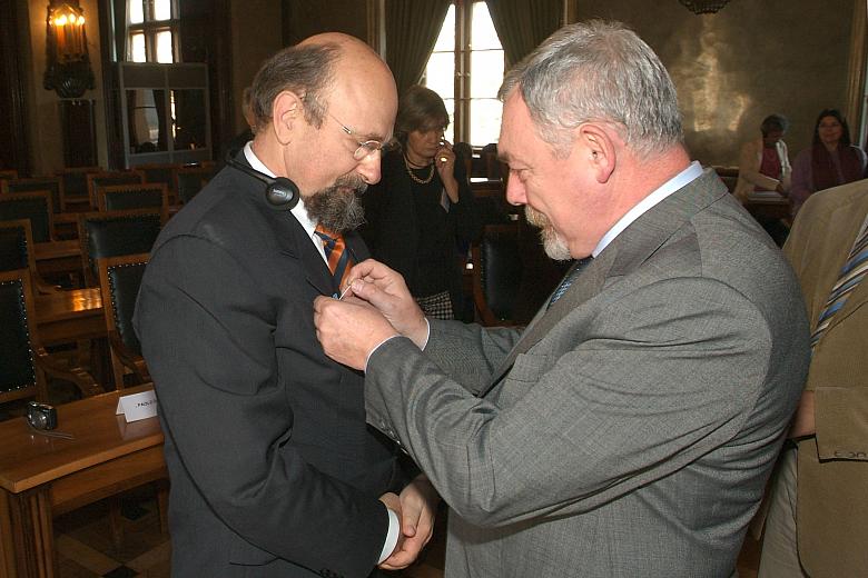 Prezydent wręczył Odznakę "Honoris gratia", którą w imieniu Fundacji Romualdo Del Bianco odebrał Paolo Del Bianco.