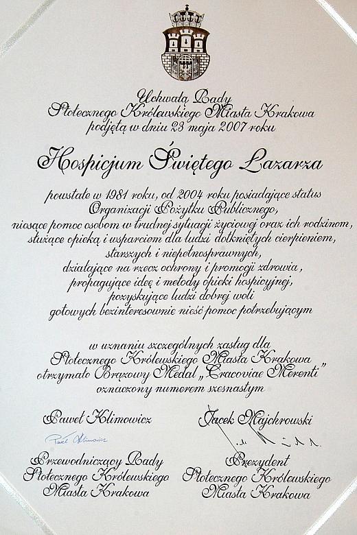 Dyplom potwierdzający nadanie Medalu Cracoviae Merenti krakowskiemu Hospicjum św. Łazarza.
