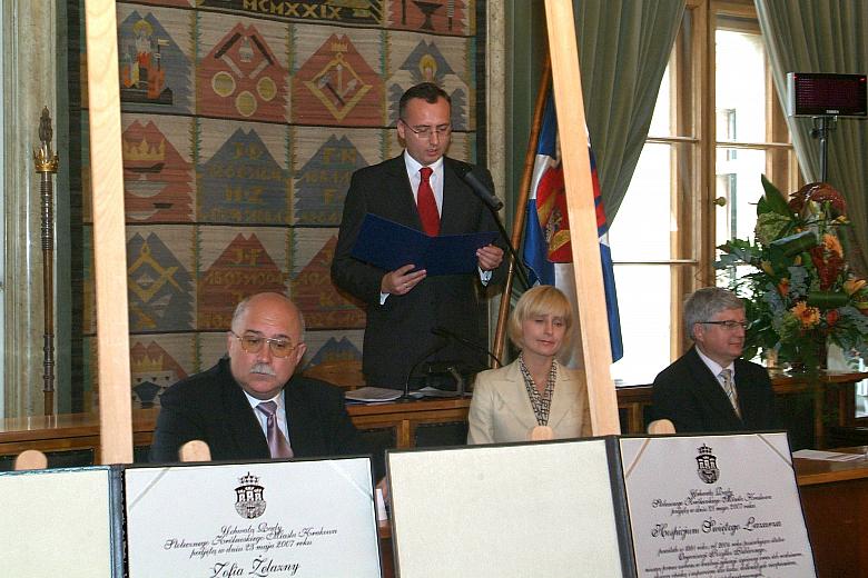 Uroczystą, specjalnie zwołaną sesję Rady Miasta Krakowa otworzył Przewodniczący Rady Paweł Klimowicz.