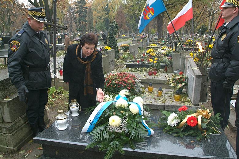 W imieniu władz Miasta kwiaty na grobie kapitana Stawarza złożyła Elżbieta Lęcznarowicz, Zastępca Prezydenta ds. Edukacji i Spra