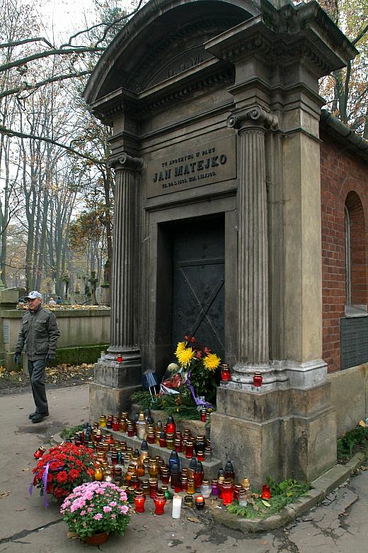 Jan Matejko wyraźnie życzył sobie, aby po jego śmierci nie chowano go na Skałce. Spoczął więc na cmentarzu Rakowickim.