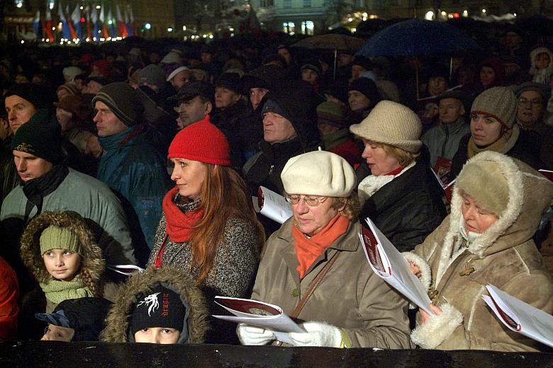 Urząd Miasta Krakowa przygotował 3 tysiące bezpłatnych śpiewników, które rozdano między uczestników wspólnego śpiewania.