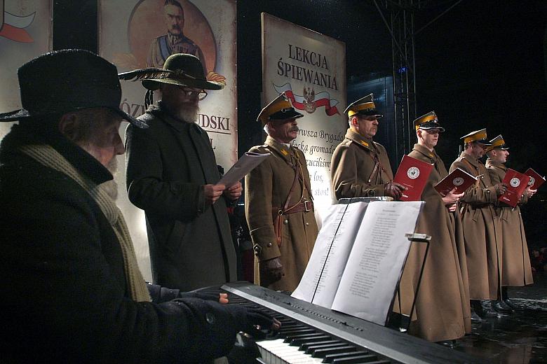 W Święto Niepodległości, na krakowskim Rynku odbyła się już 27. lekcja wspólnego śpiewania. Tym razem hasłem, które złączyło ucz