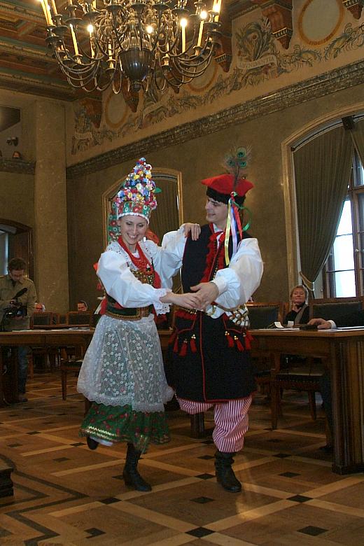 Balet jest dworski, lecz nie mogło zabraknąć tańczącej pary w strojach krakowskich. 
To Wyspiański podniósł "czapkę z piór