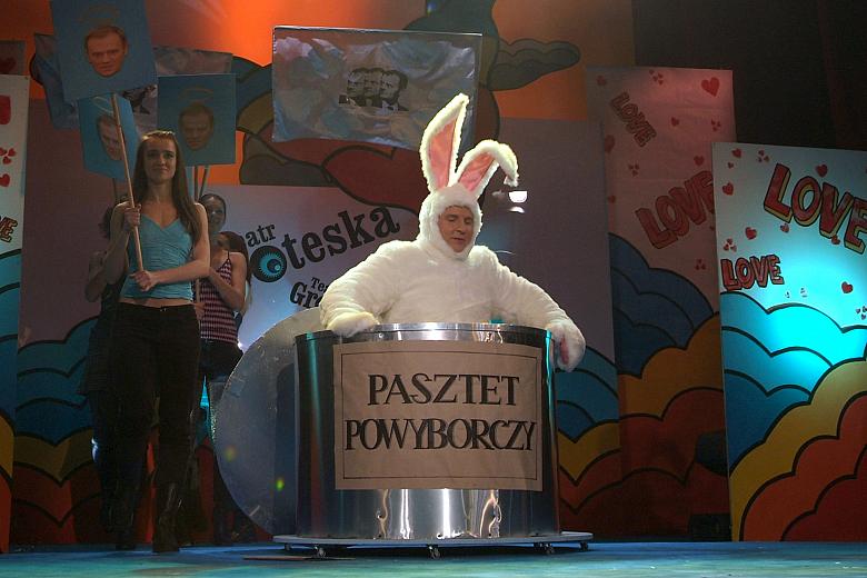 Poseł Jacek Kurski w stroju króliczka wykonał piosenkę: "Jesteś lekiem na całe zło", z nowym tekstem Mariusza Parlicki