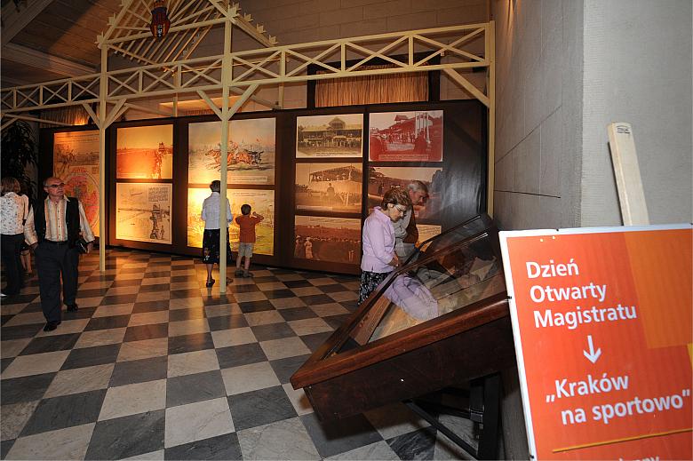 W kamiennym holu, na pierwszym piętrze, otwarto niezwykle ciekawą wystawę zatytułowaną "Krakowski Tor Wyścigów Konnych 1891