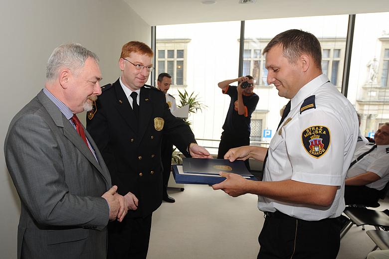 Wśród odbierających gratulacje był także strażnik Jarosław Kapera.