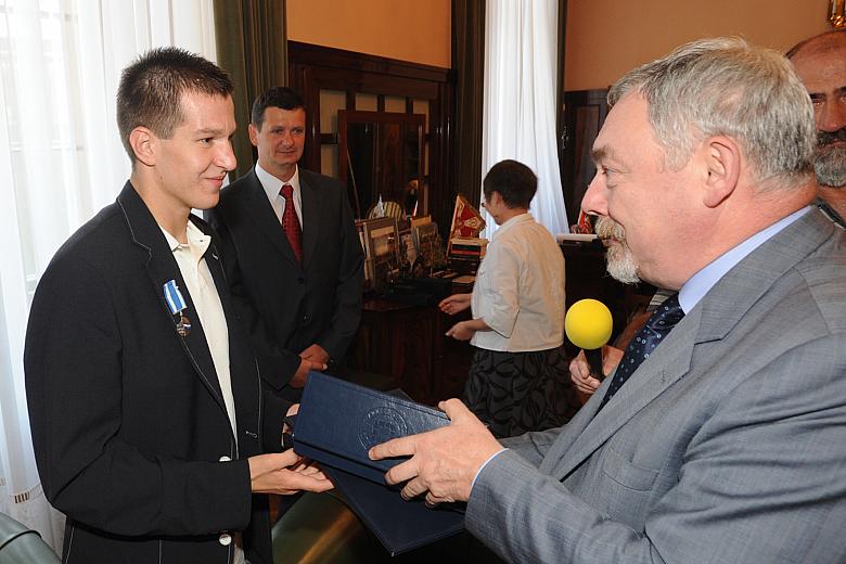 Krakowski olimpijczyk otrzymał z rąk Prezydenta Odznakę "Honoris gratia" oraz pamiątkowe berełko.