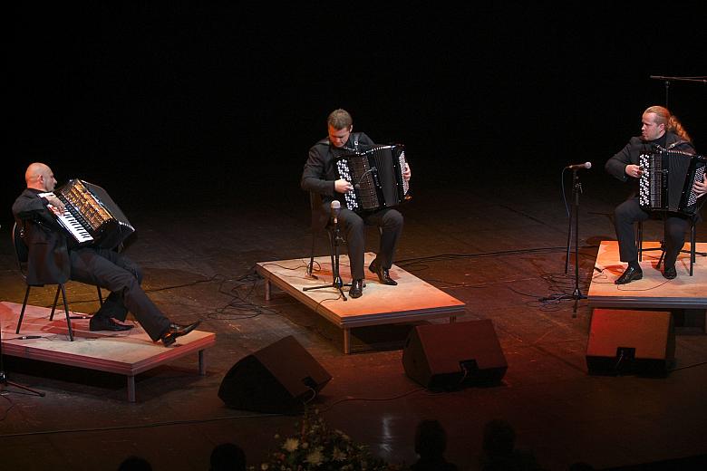 Janusz Wojtarowicz, Paweł Baranek oraz Marcin Gałażyn po raz kolejny udowodnili, że akordeon jest niezwykłym instrumentem...