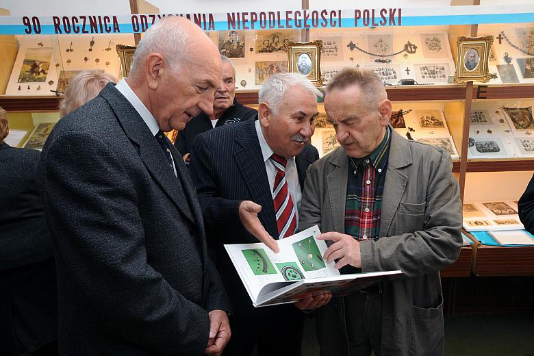 Wybitny "krakauerolog" redaktor Mieczysław Czuma z wyraźnym zaciekawieniem przeglądał pięknie wydany katalog wystawy.