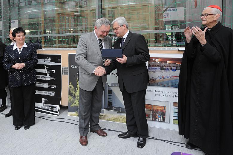 Prezydent Jacek Majchorowski wręczył symboliczny klucz do bram miasta dyrektorowi Jackowi Wolińskiemu, reprezentującemu Mittal S