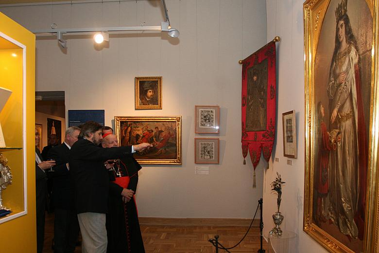 Na wystawie w Krzysztoforach zgromadzono pamiątki obrazujące "drogę" Polski i Krakowa do Stolicy Apostolskiej.