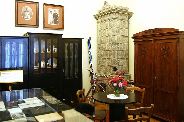 Elementem wystawy był zachowany pokój, w którym przed laty mieszkał ks. Karol. Zachowały się nawet narty.