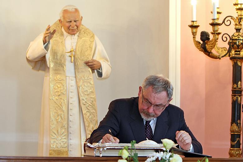 Z okazji 30. rocznicy rozpoczęcia pontyfikatu Jana Pawła II w krakowskiej kurii wystawiono "Księgę pamiątkową". 
Jako