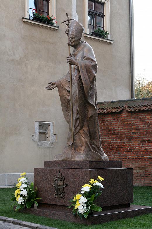 ...podczas uroczystości odsłonięcia pomnika Jana Pawła II. Monument, którego autorem jest profesor Gustaw Zemła, stanął na placu