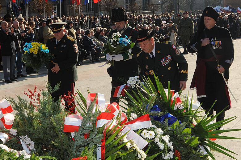 Kwiaty składali również przedstawiciele organizacji strzeleckich z kilku polskich
 i ukraińskich miast.