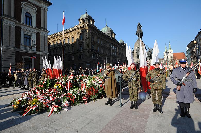 Rósł stos kwiatów przed Grobem Nieznanego Żołnierza.