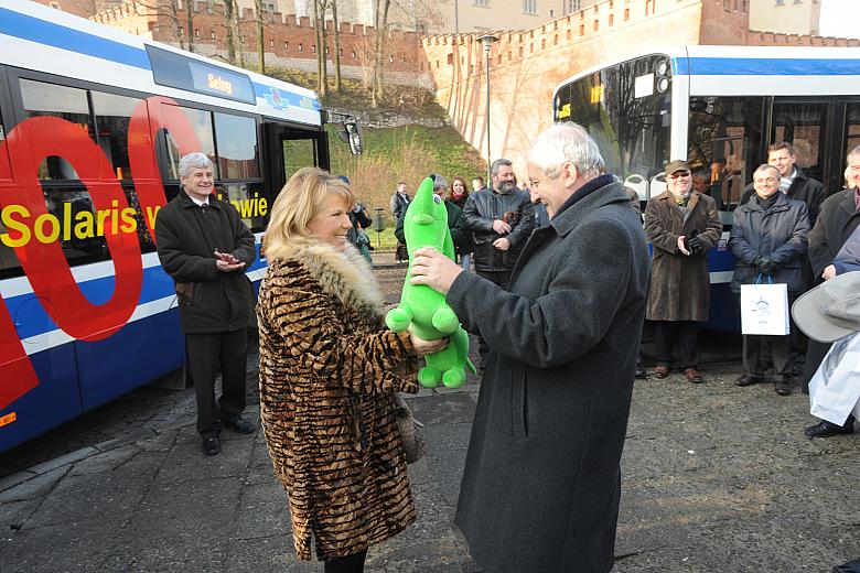 Solange Olszewska, Prezes Zarządu Solaris Bus&Coach S.A.  wręczyła Wiesławowi Starowiczowi symbol firmy, zielonego, wesołego