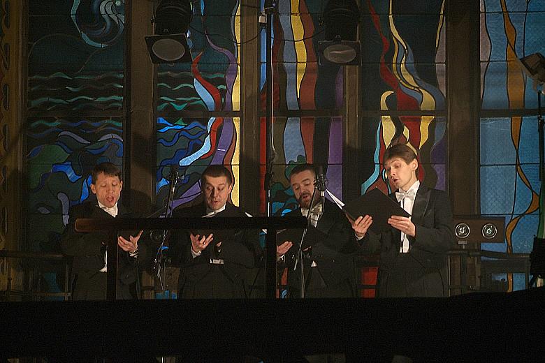 ...śpiewał Męski Kwartet Wokalny TRIPLUM w składzie: Piotr Piwko, Szczepan Kosior, Maciej Michalik oraz Mariusz Zarzycki...