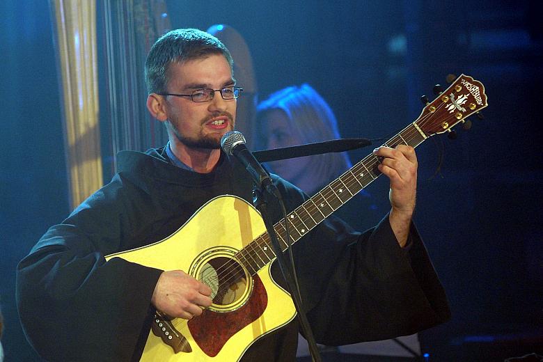 ...a na gitarze akustycznej brat Piotr Dąbek.
Towarzyszyli im, grający na gitarze basowej, brat Kuba Pałuska  oraz brat Arek Dą