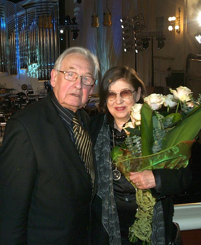 Andrzej Wajda i Krystyna Zachwatowicz, zaraz po zakończeniu koncertu, z bukietem kwiatów od Prezydenta Miasta Krakowa.
