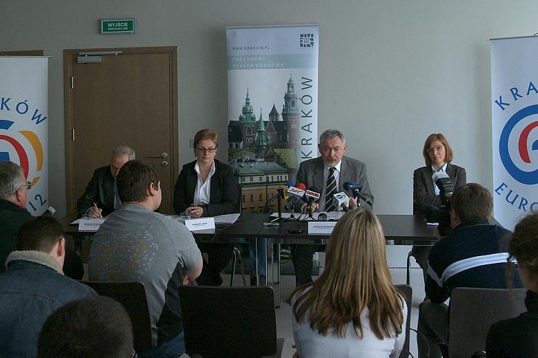 Uczestnicy konferencji prasowej dowiedzieli się, że odwiedzający Kraków eksperci stwierdzili profesjonalizm przygotowań Krakowa.