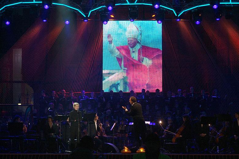 Pieśń "Zwiastowanie"  rozpoczęła koncert, w którym wzięli udział: Orkiestra Akademii Beethovenowskiej,  Chór Instytutu