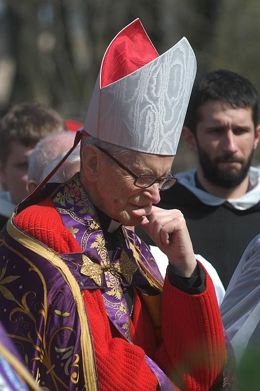 Wśród przybyłych na uroczystości pogrzebowe był także ksiądz kardynał Franciszek Macharski.