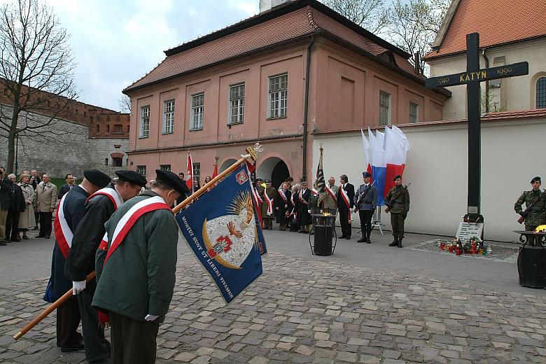 O godzinie 17.00 u stóp Wawelu, pod Krzyżem Katyńskim przy kościele św. Idziego rozpoczęła się uroczystość.