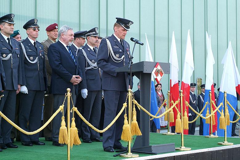 Po powitaniu przybyłych gości zabrał głos pułkownik dypl. pil. Arkadiusz Poluszyński, dowódca 32. ODiN.