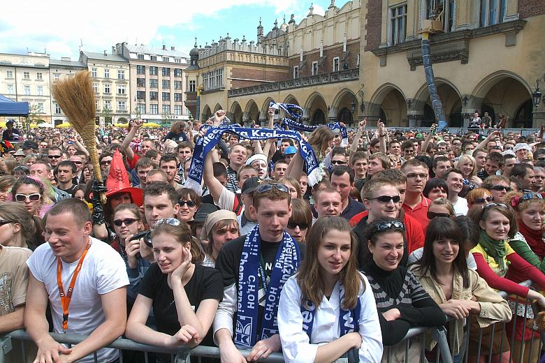 Na Rynku Głównym przed godziną 12.00 zebrał się wielki tłum krakowskich żaków.