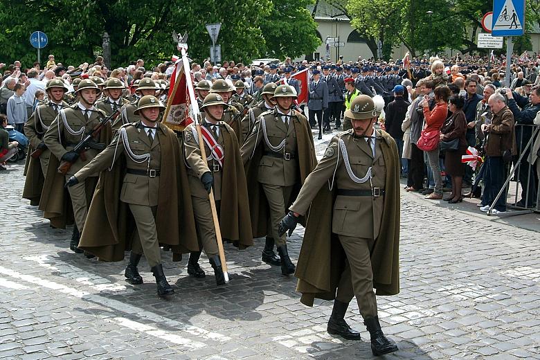 Po nabożeństwie pochód, na którego czele szły kompanie honorowe Wojska Polskiego, Policji i Straży Miejskiej, opuścił wawelskie 