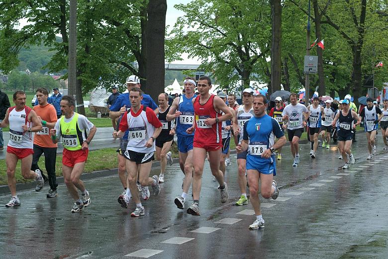Długość trasy Maratonu wynosiła zgodnie z tradycją 42,195 km.
