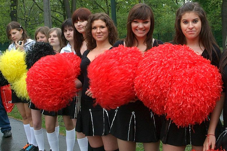 Tak wspaniałej imprezie musiały towarzyszyć urocze cheerleaderki z  imponującymi pomponami.
