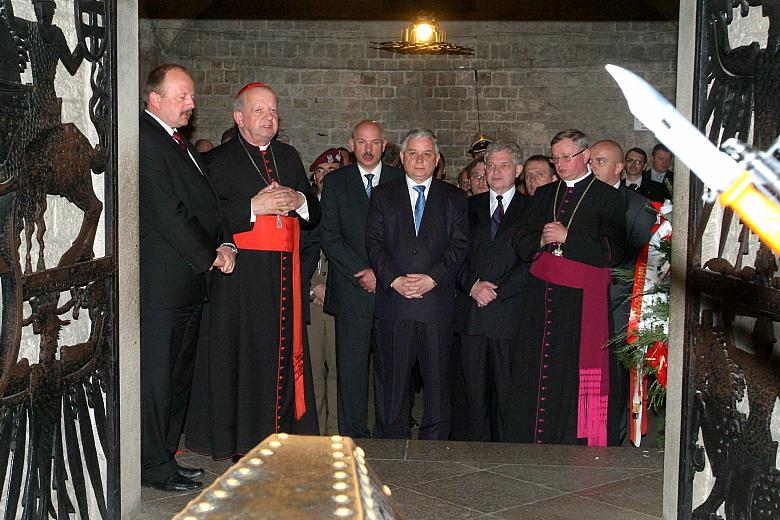 Prezydent Lech Kaczyński w otoczeniu przedstawicieli duchownych i świeckich władz Krakowa oraz Małopolski zszedł do krypty pod W