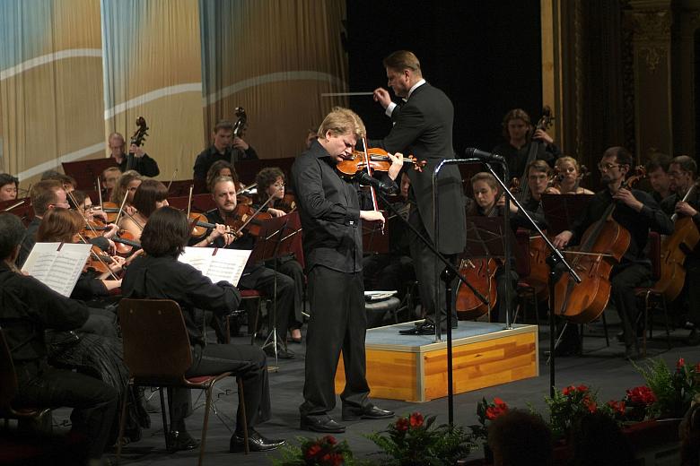 Partię solową na skrzypcach wykonał Nikołaj Saczenko, solista Moskiewskiej Państwowej Filharmonii Akademickiej.
