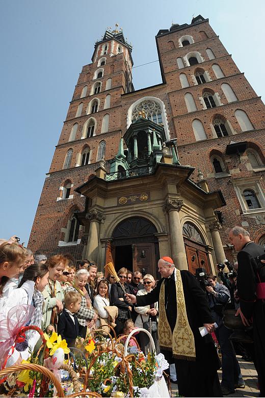 Podczas święcenia kardynałowi Stanisławowi Dziwiszowi asystował gospodarz tego miejsca, proboszcz parafii Mariackiej, ksiądz inf