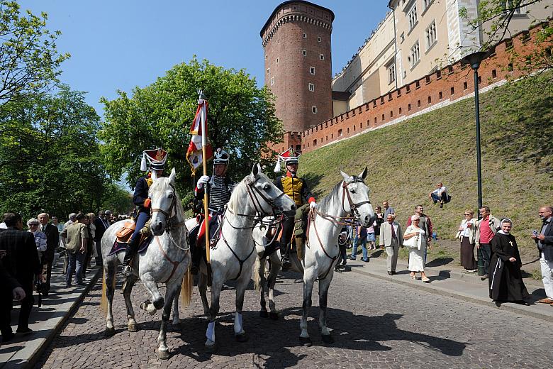 W pochodzie uczestniczyły grupy kontynuujące tradycje polskiej kawalerii.
Był konny poczet sztandarowy w historycznych mundurac