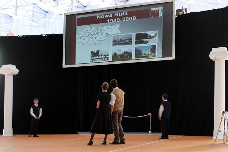 Uczestnicy otwarcia mogli na wielkim ekranie zobaczyć prehistorię i historię Nowej Huty...