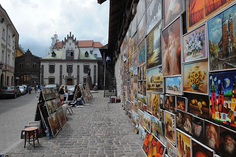 ...oraz obejrzeć galerię malarstwa na starych murach miejskich.