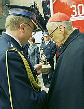 Ks. Franciszek kardynał Macharski otrzymał od Komendanta Antoniego Nawrota figurkę św. Floriana. 