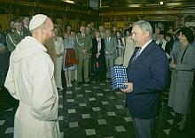Prezydent Miasta Krakowa przekazał na ręce Przeora Klasztoru...