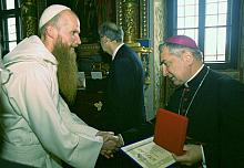 Ks. arcybiskup Józef Kowalczyk otrzymał od przeora klasztoru pamiątkowy "Medal Jubileuszowy".