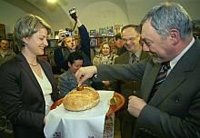 Przybyły na uroczystość Prezydent Miasta Krakowa Jacek Majchrowski został symbolicznie powitany chlebem i solą...