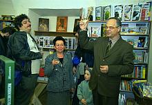 Konsul Generalny Federacji Rosyjskiej Leonid Rodionow wznosząc toast zaproponował nazwę księgarni
"Ach, Arbat". 