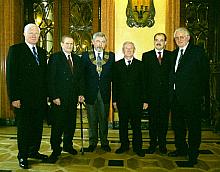 Laureaci medalu Cracoviae Merenti w towarzystwie Prezydenta Jacka Majchrowskiego oraz Pawła Pytko, Przewodniczącego Rady Miasta 